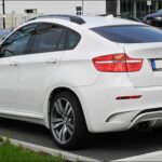 El BMW X6 Typhoon S completa la lista con un valor cercano a 800.000 dólares. Con 725 hp y múltiples mejoras aerodinámicas, este SUV demuestra cómo BMW y G-Power pueden transformar un vehículo familiar en una bestia de alto rendimiento.
