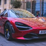 El McLaren 720S es uno de los modelos más completos de la marca. Su V8 biturbo ofrece prestaciones impresionantes, pero también destaca por su facilidad de conducción y confort, algo poco habitual en su segmento.