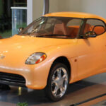 El Toyota AXV-IV fue un concept ultraliviano enfocado en la eficiencia. Con menos de 500 kg de peso y un pequeño motor, priorizaba la aerodinámica y el bajo consumo. Aunque nunca llegó a producción, influyó en modelos posteriores.