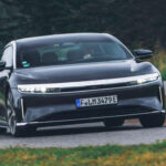 El Lucid Air es uno de los eléctricos más avanzados del mundo. Con más de 500 millas de autonomía y hasta 1.111 CV, redefine el concepto de berlina de lujo.