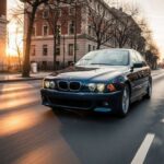 El BMW E39 5 Series es considerado uno de los mejores sedanes jamás fabricados. Dirección precisa, equilibrio total y una ejecución impecable de la filosofía BMW.