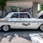 El Ford Fairlane Thunderbolt de 1964 fue diseñado específicamente para drag racing. Con un V8 de 425 CV y múltiples reducciones de peso, lograba acelerar de 0 a 100 km/h en apenas 4,4 segundos. Fue uno de los coches más dominantes en competición durante su época.