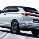 El Honda e:NP1 es uno de los modelos más prometedores de la nueva generación eléctrica de la marca. Lanzado en China, ofrece hasta 316 millas de autonomía en su versión más avanzada y un precio competitivo. Forma parte del ambicioso plan de Honda de lanzar múltiples modelos eléctricos bajo la submarca e:N, marcando el inicio de una nueva etapa global.