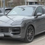 El Porsche Cayenne sorprende con unos 1.200 dólares anuales, relativamente moderados para su segmento. Sin embargo, frenos, neumáticos y sistemas de suspensión siguen siendo puntos críticos que pueden disparar el gasto.