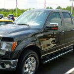 La Ford F-150 finalmente entra en la lista gracias a mejoras en fiabilidad y a su versión híbrida PowerBoost. No es la más eficiente, pero sí una opción mucho más racional dentro del segmento de pickups grandes.