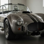 El Shelby Cobra 427 fue una auténtica bestia: un coche ligero con un enorme motor V8 de 485 CV. Creado por Carroll Shelby, ofrecía aceleraciones brutales y un comportamiento difícil de dominar. Con solo 343 unidades producidas, sigue siendo uno de los deportivos más salvajes de la historia.