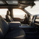 A pesar de su enfoque extremo, el interior ofrecería materiales premium como cuero, inserciones en fibra de carbono y tecnología de cancelación de ruido. Todo pensado para mantener el confort incluso en las condiciones más exigentes.