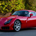 El TVR Sagaris fue el último modelo de producción antes de la quiebra de la marca en 2006. Mantenía el diseño radical característico, pero con una conducción algo más controlable. Aun así, conservaba el ADN de TVR: potente, ligero y exigente, siendo hoy uno de los modelos más recordados.