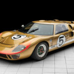 El GT40 no solo hizo historia en Le Mans, también dejó una huella estética imborrable. Sus llantas, funcionales y agresivas, encajan con un coche creado para dominar en competición.