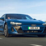 El Audi e-tron GT combina rendimiento y confort. Comparte tecnología con Porsche, pero ofrece una conducción más suave y enfocada al día a día.