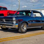 El Pontiac Tempest GTO de 1964 es considerado por muchos como el primer muscle car. Con su motor de 389 pulgadas cúbicas y 348 CV, alcanzaba los 100 km/h en 4,6 segundos. Su rendimiento era tan brutal que incluso podía competir con deportivos europeos como Ferrari.