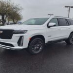 El Cadillac Escalade alcanza unos 1.500 dólares anuales, llegando a 1.600 en la versión ESV. Su suspensión magnética, electrónica avanzada y gran tamaño lo convierten en un SUV caro de mantener, incluso frente a marcas europeas.
