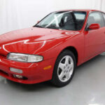 El Nissan 240SX ganó fama con los años, especialmente en el drifting. Ligero, simple y con tracción trasera, es ideal para quienes valoran el control y la técnica.