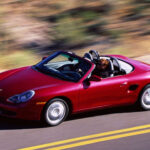 El Porsche Boxster 986 fue clave para la supervivencia de Porsche. Su motor bóxer y su equilibrio dinámico lo convierten en el acceso más asequible al mundo Porsche, pero su valor está empezando a subir por su importancia histórica.