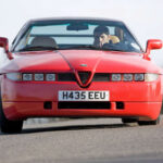 Uno de los diseños más radicales jamás vistos. El SZ era caro, raro y limitado, pero su base de competición y motor V6 lo hacían especial. Hoy es una pieza de colección por su exclusividad y estética única.