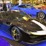 El Ferrari SF90 Stradale redefinió el rendimiento moderno. Con casi 1.000 CV y tracción integral eléctrica, combina potencia extrema con tecnología de última generación. Es la prueba de que Ferrari sigue marcando el camino.