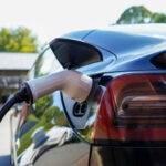 Aunque la red Supercharger es una ventaja clave, la experiencia de carga depende de la disponibilidad, la ubicación y la compatibilidad. En viajes o zonas saturadas, planificar la recarga sigue siendo necesario.