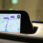 Mazda ha apostado por una tecnología intuitiva y funcional. El Mazda3 incorpora integración con asistentes como Alexa y actualizaciones OTA, mejorando la experiencia digital del usuario.