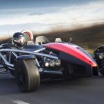 Pura experiencia de conducción. Sin concesiones al confort, extremadamente ligero y brutalmente rápido.