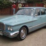 Un sedán simple, robusto y muy confiable. Nunca fue llamativo, pero su durabilidad lo hizo legendario. Las primeras generaciones con motor Slant-6 son las más buscadas actualmente.