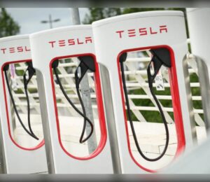 Tesla gana más dinero, pero la apuesta millonaria en IA dispara los gastos de Elon Musk.