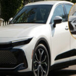 Toyota Crown vs Lexus ES: cómo se comparan estas berlinas premium híbridas japonesas