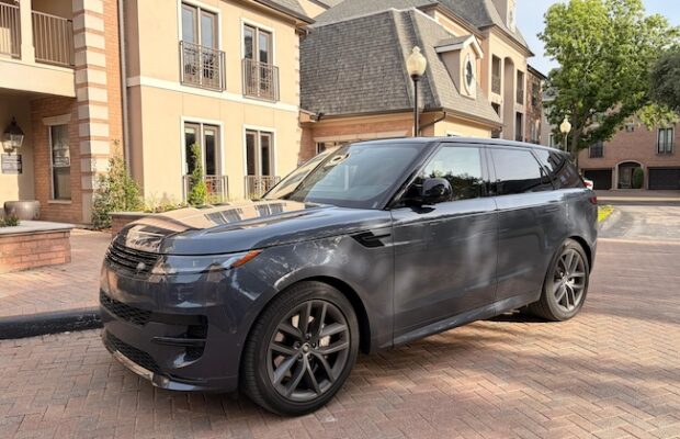 Frontal 3/4 de un Range Rover 2025