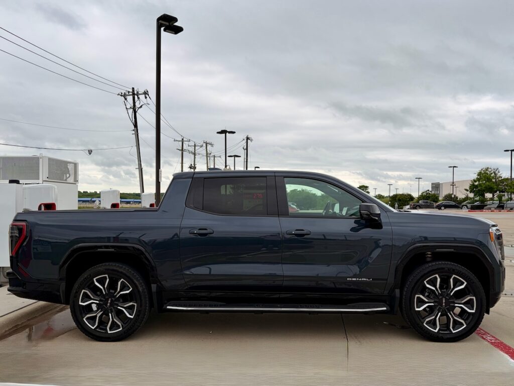 Lateral de una Sierra EV 2026