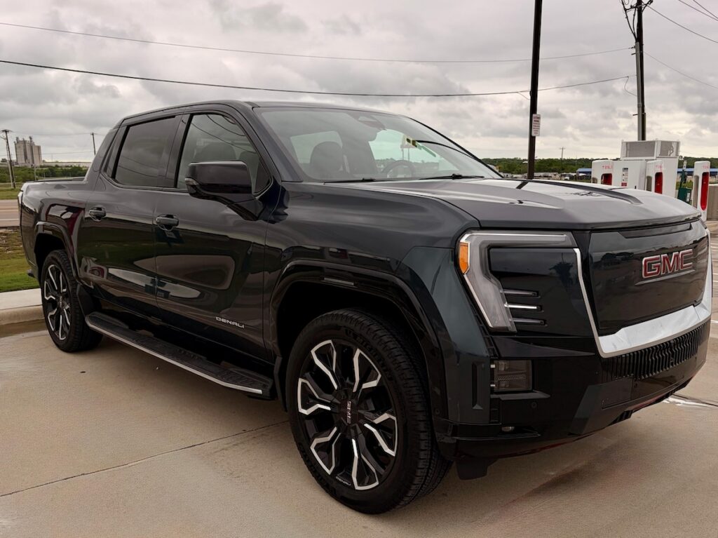 Frontal 3/4 de una Sierra EV Denali Max Range 2026 negra
