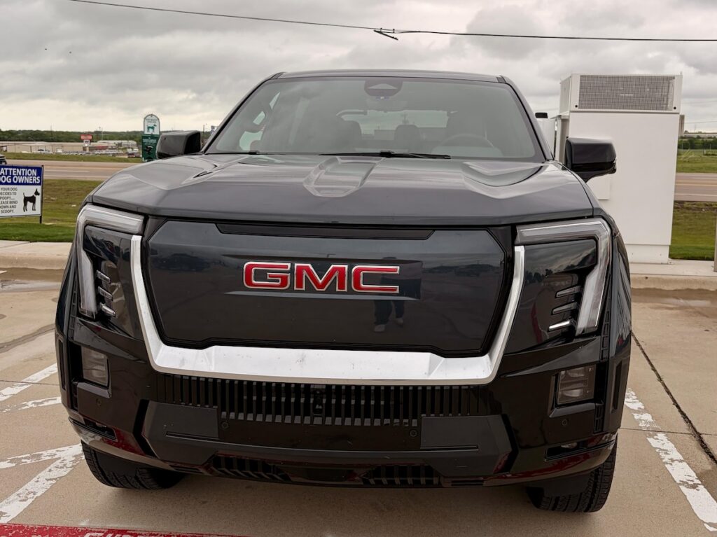 Frontal de una Sierra EV Denali Max Range 2026