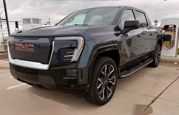 Frontal 3/4 de una Sierra EV Denali negra