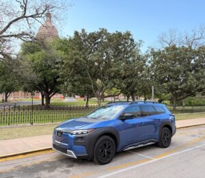 Frontal 3/4 de un Subaru Trailseeker 2026 en color azul