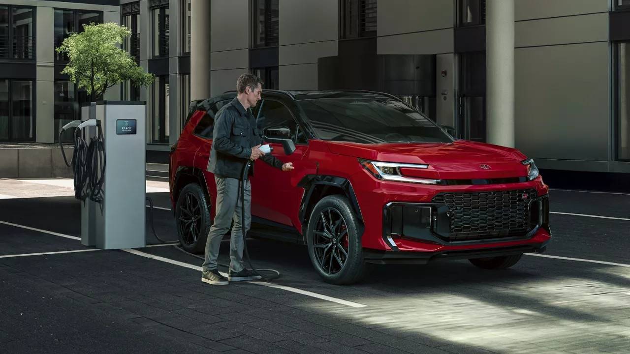 toyota-2026-rav4-plug-in-hybrid-gr-sport-supersonic-red-black-roof-charging