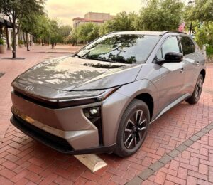 Frontal 3/4 de un Toyota bZ XLE FWD Plus 2026