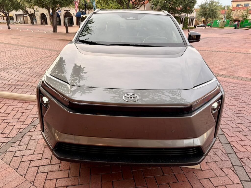 Frontal de un Toyota bZ 2026
