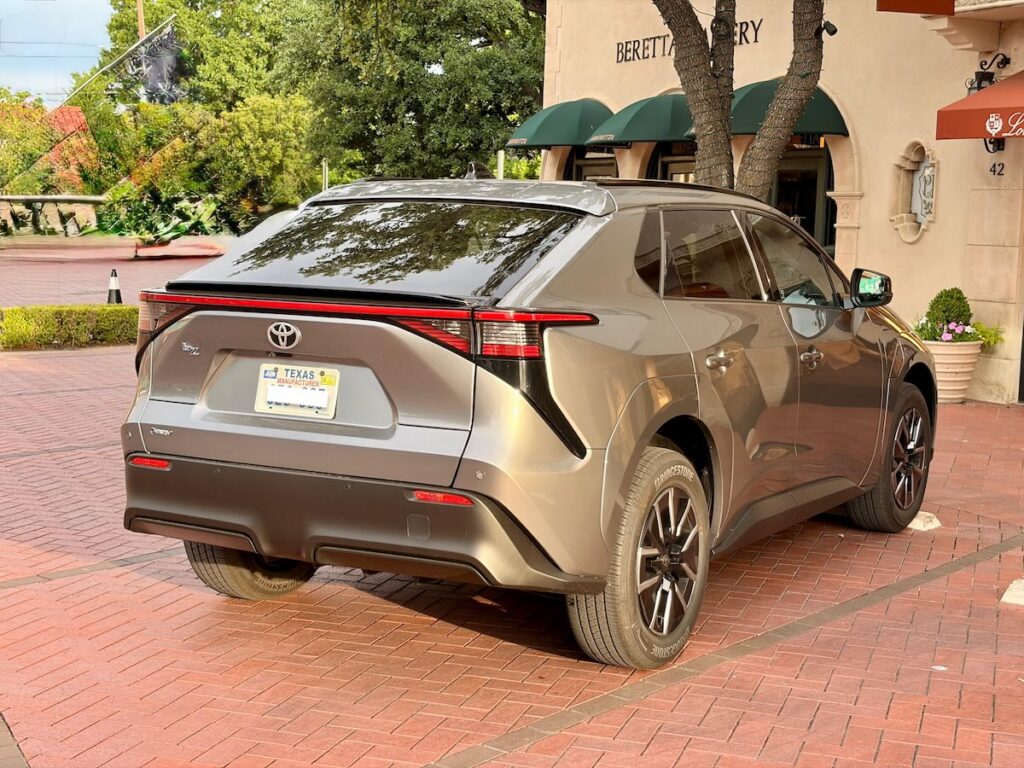 Trasera 3/4 de un Toyota bZ 2026