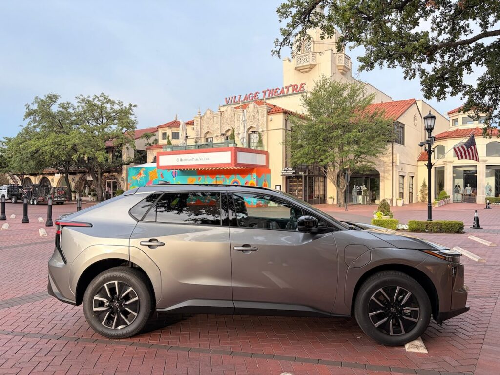 Lateral de un Toyota bZ XLE FWD Plus 2026