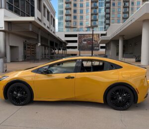 Lateral de un Toyota Prius Nightshade Plug-in Hybrid 2026