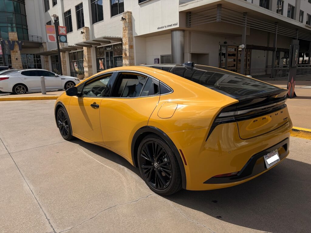 Trasera 3/4 de un Prius Nightshade 2026