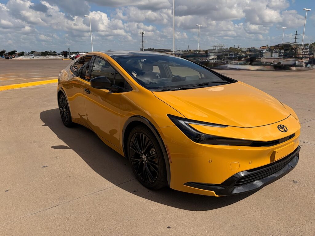 Frontal 3/4 de un Toyota Prius Nightshade Plug-in Hybrid 2026