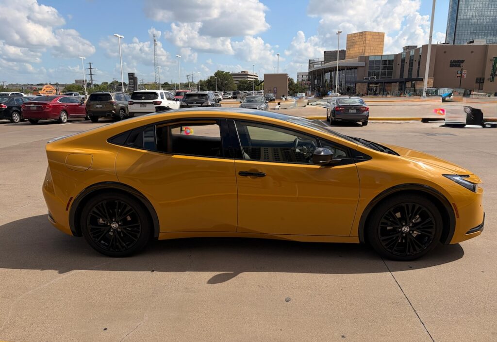 Lateral de un Prius Nightshade Plug-in Hybrid 2026