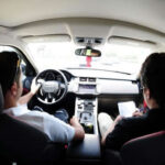 Muchos compradores ven un coche prematriculado como una gran oportunidad, pero olvidan preguntar algo fundamental: qué uso tuvo antes de ponerse a la venta. Algunos vehículos han servido como coches de demostración o de sustitución para clientes, acumulando un desgaste mucho mayor del que aparentan. Conocer ese historial puede evitar desagradables sorpresas después de la compra.