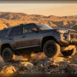 El Toyota 4Runner es un referente absoluto en longevidad gracias a su robusto V6 de 4.0 litros. Este modelo presume de una probabilidad del 32,9% de superar los 250.000 km, multiplicando por siete la media del segmento. Su կառուցcción sobre chasis de largueros, compartida con pick-ups, explica por qué sigue funcionando cuando otros SUV ya han desaparecido.