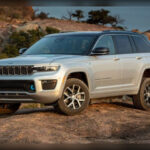 El Jeep Grand Cherokee 4xe se ha convertido en uno de los SUV más cuestionados del año. Su sistema híbrido enchufable genera dudas por problemas en gestión de batería, transición irregular entre motores y averías recurrentes.