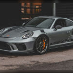 El Porsche 911 es uno de esos coches que simbolizan haber alcanzado un nuevo nivel económico sin caer en extravagancias excesivas. Combina diseño atemporal, ingeniería de precisión y prestaciones sobresalientes, siendo perfecto tanto para uso diario como para disfrutar en carretera.