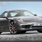 El Porsche 911 es uno de esos coches reconocibles al instante incluso para quien no sabe de automóviles. Su silueta clásica apenas ha cambiado en décadas, algo que refuerza su aura de diseño intocable. Conducir uno transmite pasión por la ingeniería, deportividad y elegancia sin necesidad de exagerar.