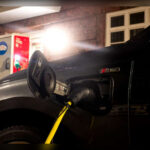 El mercado del coche eléctrico vive una etapa contradictoria. Mientras las ventas muestran cierta desaceleración y desaparecen créditos fiscales federales en algunos mercados, el interés del consumidor continúa creciendo impulsado por ahorro y experiencia de uso.