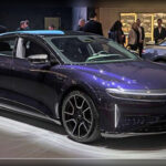 El Lucid Air Sapphire demuestra que una berlina de lujo también puede convertirse en una auténtica bestia. Con más de 1.200 CV y una aceleración demoledora, este eléctrico combina silencio absoluto con una brutalidad mecánica difícil de procesar. Su capacidad para lanzar a los ocupantes contra el asiento redefine por completo el concepto de confort rápido.