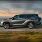 El Toyota Highlander Hybrid encabeza la lista como uno de los SUV más queridos a largo plazo. Un 7% de sus propietarios originales mantiene el vehículo más de 15 años, una cifra muy superior a la media del sector. Su eficiencia, reputación mecánica y excelente valor de reventa explican su éxito.