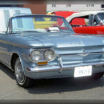 El Chevrolet Corvair nació como una propuesta innovadora con motor trasero y refrigeración por aire, pero terminó convertido en símbolo de polémica. Su comportamiento inestable y las críticas tras el libro Unsafe at Any Speed de Ralph Nader dañaron irreversiblemente su imagen pública.